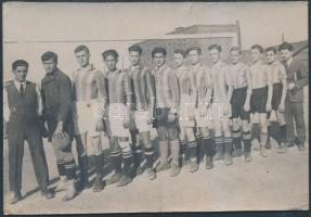 1926 Budapesti Állami Felsőipariskola bajnok foci csapata fotó, verzón feliratozva többek között a résztvevők nevének felsorolásával, 8x12cm