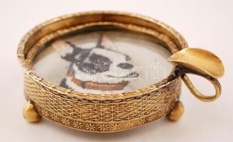 Kutyás gobelinnel díszített asztali gyertyatartó, d: 7,5 cm, m: 2,5 cm