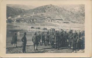 Utat döngölő bolgár hadifoglyok / WWI-era, Macedonia, Bulgarian POWs, road ramming, photo