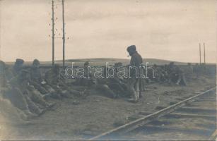 Bolgár hadifoglyok / Bulgarian POWs by a railroad in Greece, photo