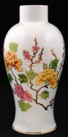 Nagyméretű Hollóházi virágmintás porcelán váza, kézzel festett, jelzett, fedél nélkül, kopásnyomokkal, m: 32 cm Az Építő-, Fa- és Építőanyagipari Dolgozók Szakszervezete ajándéka Köböl József (1909-2000) nemzet-, ill. országgyűlési képviselő (1947-1958), budapesti alpolgármester (1949-1950), 1956-os politikai bizottsági tag részére 70. születésnapja alkalmából.