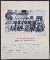 1935 Helikoni közösség néven ismert a romániai magyar írók és költők szabad íróközössége, amelynek fóruma az 1926 és 1944 között, évente egyszer, Kemény János névre szóló meghívására összeülő marosvécsi találkozó volt. Az 1935. évi találkozó emlékére készült az alábbi fényképes, és nyomdai aláírást tartalmazó emléklap, melyet elküldtek az Erdélyi Helikon magyarországi barátainak.  Az emléklap összesen 24db aláírást tartalmaz, ebből 19 azonosított, sorban az alábbiak:  Kovács László, Bánffy Miklós, Dsida Jenő, Kemény János, Karácsony Benő, Járosi Andor,  Tamási Áron,  Moldován Pál,............. ............Kiss Jenő,............ ..................Molter Károly, Kacsó Sándor, Ligeti Ernő, Szántó György, Makkai Sándor, Tavaszy Sándor,  Maksay Albert, Kós Károly, ...........   Kádár Imre. A fotón kissebb szakadások találhatóak. 35x29cm