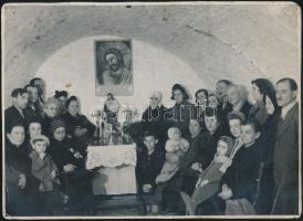 1944 Budapest, Hungária krt. 18. sz. ház óvóhelyén. Ebben a házban lakott Tiszavölgyi József (1909-?) fotóriporter is, aki a felvételt készítette, a kép felületén több sérülés, 13x18 cm