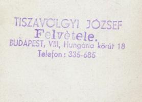 cca 1950 Tiszavölgyi József (1909-?): Móricz Virág kuglizik leányfalui házuk kertjében, feliratozva,...