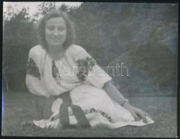 cca 1944 Lakatos Ilonka, a m. kir. Honvédelmi Minisztériumban vitéz Szurmay Lajos vezérőrnagy, kormánybiztos titkárnője, feliratozott fénykép Tiszavölgyi József (1909-?) hagyatékából, 9x12 cm