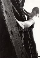 cca 1973 Mászóka, 2 db finoman erotikus fénykép, 23x17 cm / cca 1973 2 erotic photos, 23x17 cm