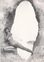 cca 1970 Három finoman erotikus felvétel a sziklahasadékban, 3 db fotó, 23x16 cm /
cca 1970 3 eroti...