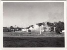 cca 1960 Kecskemét, Rávágy tér az utolsó óráiban, amely légoltalmi gyakorlat színhelye volt. Ezt követően itt épült fel a kecskeméti Lenin városrész, feliratozott fotó Medgyesi László hagyatékából, 9x12 cm