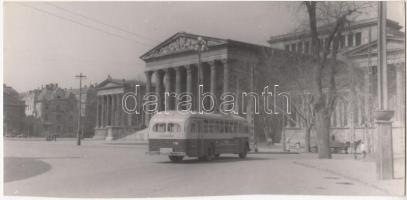 cca 1960 Budapest, troli közlekedés a városban, 3 db fotó, 12x24 cm