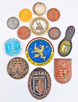 13db-os vegyes militária témájú emlékérem és jelvény tétel, közte 1995. "II. Alapellátási Kongresszus Budapest" Br emlékérem (42,5mm) + 1998. "Magyar Királyi Honvéd Légierő - Magyar Honvéd Légierő 1938-1998" Br emlékérem (45mm), 1963. "Magyar Honvédség 40. Galga Vezetésbiztosító Ezred / Helyőrségparancsnokától" fém emlékérem (40mm) T:2