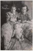 cca 1940 Vaszary Piroska (1901-1965) színésznő a gyermekeivel, Rozgonyi felvétele, 11x16 cm