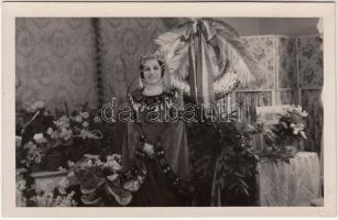 cca 1940 Budanovits Mária (1894-1976) operaénekesnő premier után az öltöző szobájában, virágcsokrokkal, színpadi jelmezben, Csiszár és Sárdi fotólapja, 9x14 cm