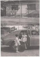 cca 1950 Megérkeztünk a nagyihoz, jelzetlen fotó, 22x16 cm