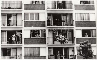 Elővigyázatos motortulajdonos a lakótelepen, 14x23 cm