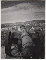 cca 1940 Dulovits Jenő (1903-1972): Budai látkép ágyúval, a XII. kerület még csak ritkásan beépítve, várostörténeti dokumentum, pecséttel és aláírással jelzett vintage fotó, 11x8 cm