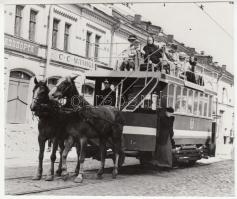 Lóvasút Moszkvában, filmfotó korabeli járművel, 15x17 cm