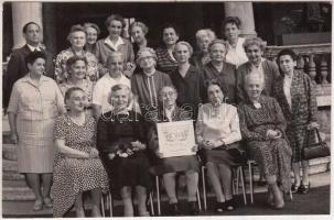 1966 Erdély, Sepsiszentgyörgy, a tanítóképző 1916-ban diplomázott hallgatóinak 50 éves találkozóján készült csoportkép, 12x18 cm