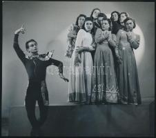 cca 1935 Leichtner Erzsébet vintage fotója Szentpál Olga tánccsoportjának tagjairól, pecséttel jelzett, 17x20 cm