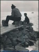 cca 1960 Tokaji András (1910-1981): Horgászás a Balatonon, feliratozott vintage fotóművészeti alkotás, 24x18 cm