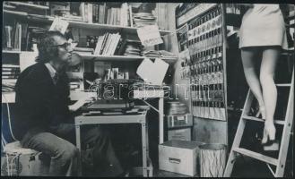 cca 1975 A forgatókönyvíró múzsája, jelzetlen fotó, 14x24 cm