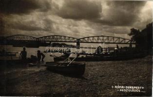 Budapest III. Római Duna part, készülődés csónakázáshoz, híd