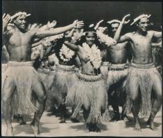 cca 1940 Tahiti táncosok, jelzetlen fotó, 18x21 cm
