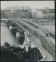 cca 1980 Budapest, A felújított Petőfi híd látképe a 4-es villamosokkal, 18x16 cm