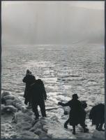 cca 1965 Befagyott a Duna, a ködös háttérben a Citadella és az Erzsébet híd, jelzetlen fotó, 24x18 cm