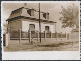 cca 1935 Dunakeszi, Görgey u. 25. sz. alatti modern építésű családi ház, hátoldalán feliratozva, 9x1...
