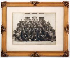 1913 "Első Magyar Részvény-Serfőzde" Budapest Kőbánya, csoportkép az ott dolgozó kádárokról, eredeti nagyítás,  üvegezett keretben, ceruzával jelezve egy személy, 28×39 cm