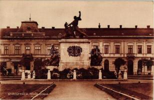 Nyíregyháza, Hősök szobra, Kalap áruház, Kovács Gyula és Babics János üzlete