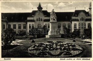 Szentes, Hősök szobra, elemi iskola