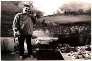 cca 1980 Csikós András (1947-2006) festőművész, grafikus a műtermében, Stekovics János felvétele, feliratozva, 30x40 cm
