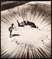 cca 1965 Pálinkás József: Díszletfestés Szegeden, a szabadtéri játékok egyik előadására, kartonra kasírozva, 34x30 cm