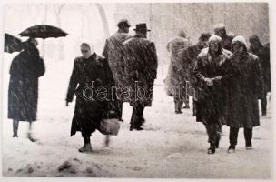 cca 1960 Magyar Alfréd: Hóesésben, vintage fotóművészeti alkotás, kasírozva, sarkain rajzszeg hegyének nyomaival, 26x40 cm