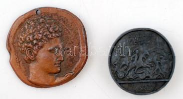 Antikizáló reneszánsz(?) kardgomb modern replikája, fém, kis sérüléssel, kopásnyomokkal, d: 4,5 cm + Antikizáló modern görög fém plakett, d: 5,5 cm