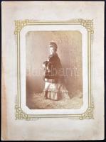cca 1870 Nagybányai nagymama feliratú műtermi fotó, 18x12,5 cm, karton (törésvonallal) 32x23 cm