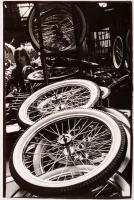 cca 1975 Zsigri Oszkár jelzés nélküli vintage fotója a csepeli Kerékpárgyár műhelyéből, kartonra ragasztva, 40x25 cm