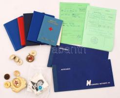 cca 1980 főleg okmány tétel: 5 db igazolvány, autocasco, fotók, gombok