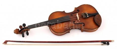 cca 1960 Magyar hegedű vonóval, tokkal, jó állapotban