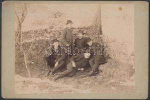 cca 1900 Férfiak sziesztáznak, keményhátú fotó, 20x13 cm