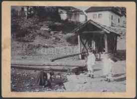 cca 1900 Mosás a patakban, keményhátú fotó, 18x13 cm