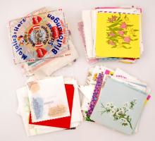 Kb. 250 db régi, a 1960-1980-as évekből származó szalvéta, jó állapotban, néhány söralátéttel