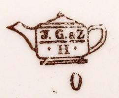 Dekoratív, rokokó életképes porcelán tálka, matricás, jelzett, apró kopásnyomokkal, d: 14,5 cm