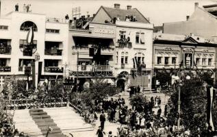 1940 Marosvásárhely, Fekete Mihály drogéria, Hudák Béla üzlete, bevonulási ünnepség / ceremony of entry of the Hungarian troops, shops, photo, vissza So. Stpl