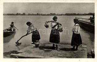 Mohácson, Vízhordó leányok