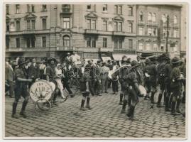 1929 Ganz cserkész zenészek felvonulása Budapesten, 11x8 cm