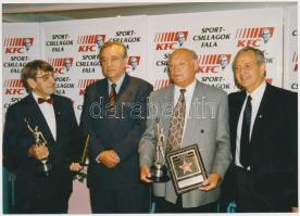 1991 Buzánszky Jenő(1925-2015) és Czibor Zoltán(1929-1997), az Aranycsapat tagjai közös képen, a Magyar Sportcsillagok Falának átadásán, jelzetlen fotó, 13x18 cm