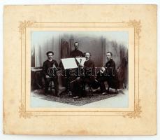 cca 1903 Vonósnégyes, kartonra kasírozott fotó Skalnik és Fia kassai műterméből, 15x19 cm, karton 30x25 cm