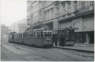 cca 1950 Linzbauer Tamás: 42-es villamos fotó,jelzett, 9x14cm